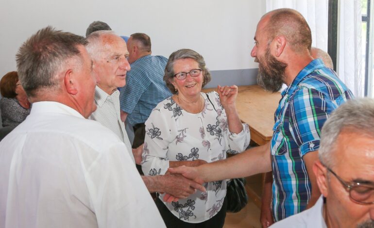  Бивши ученици школе у Драгељима прославили 60 година матуре