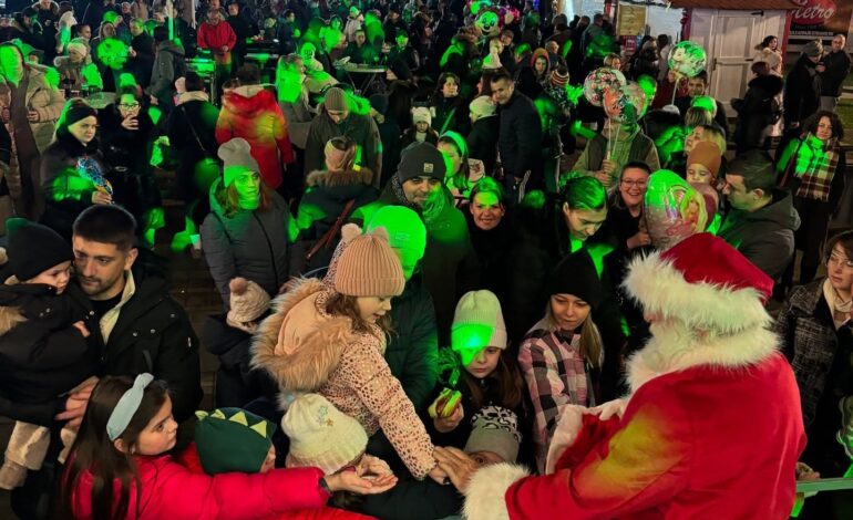  На платоу Културног центра Градишка вечерас је свечано отворен Зимски град.